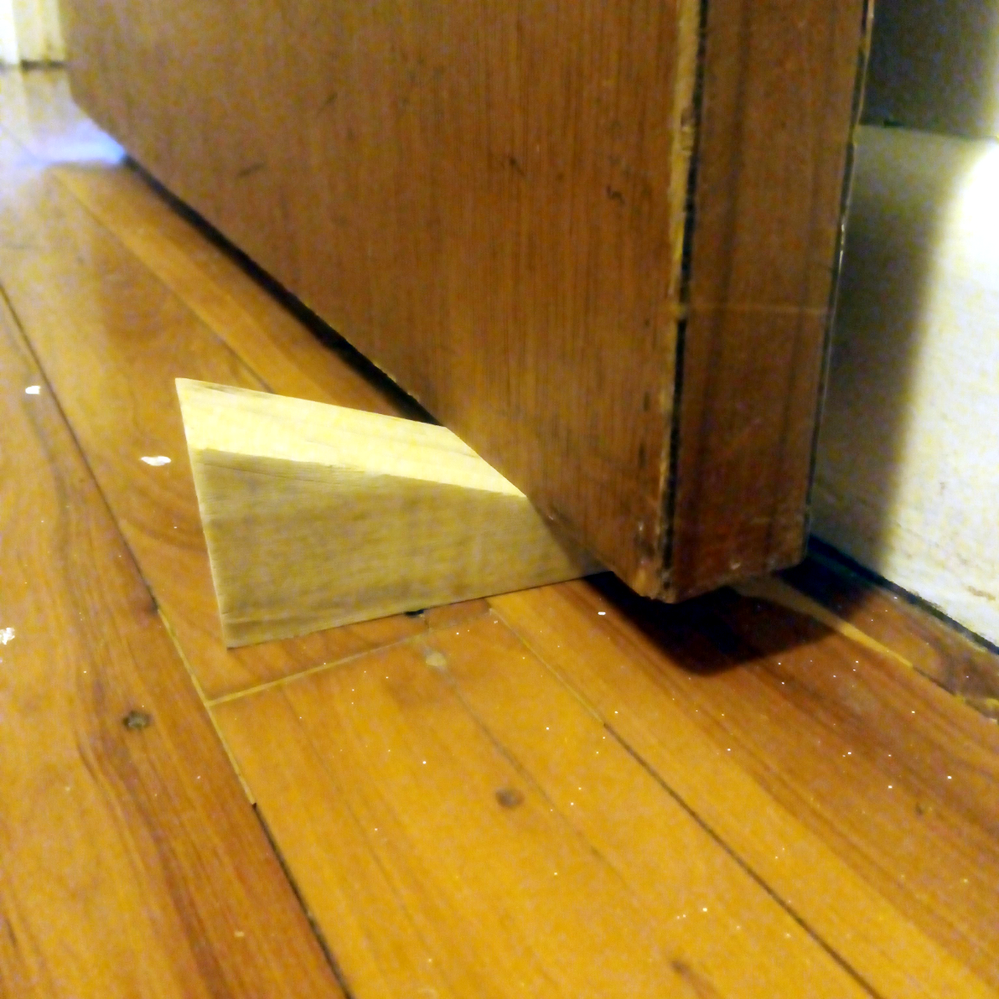 Step 2.1 Inserting door wedge.png