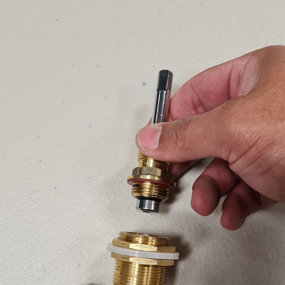 Step 4.2 Remove spindle by hand.png