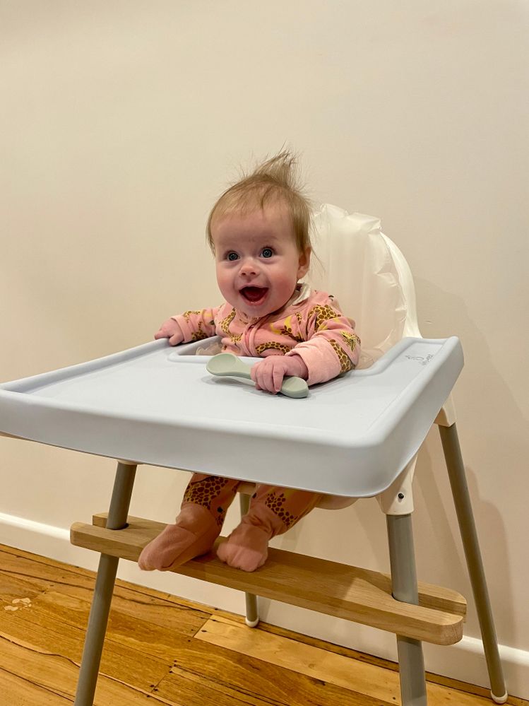 Height adjustable footrest for highchair