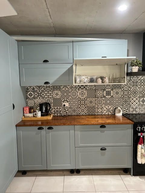varnished benchtop and crazy splashback