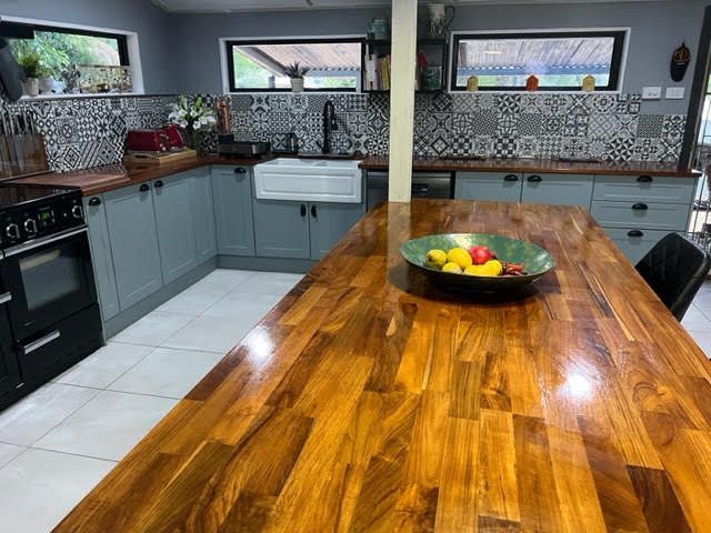 Island bench to sink