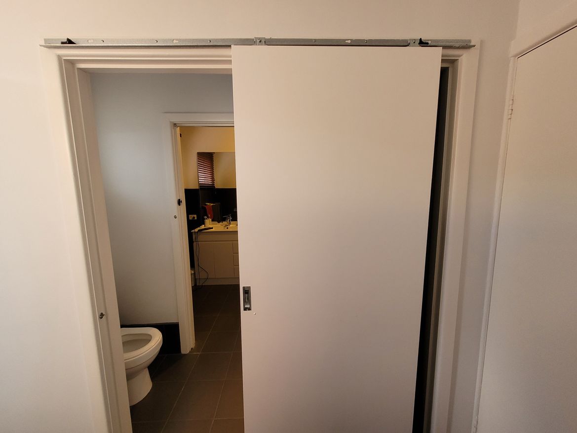 Basic rail fixed to the door casing