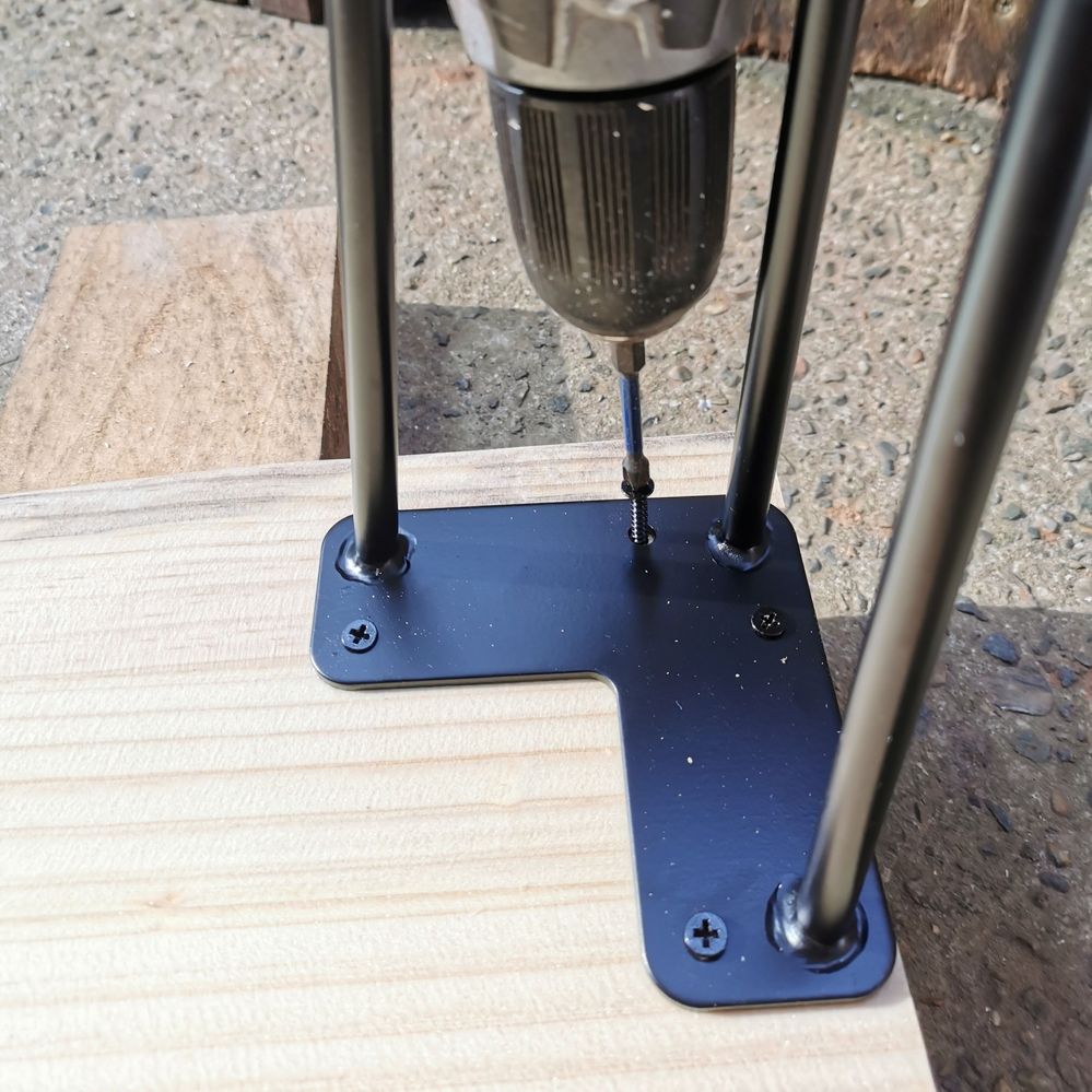 3.2 Screwing legs on to tabletop.jpg