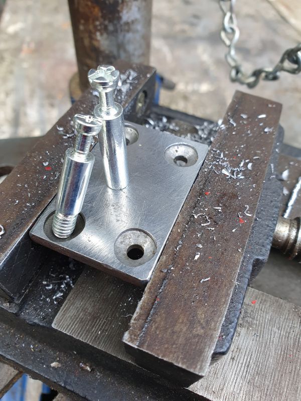 Different length pins.