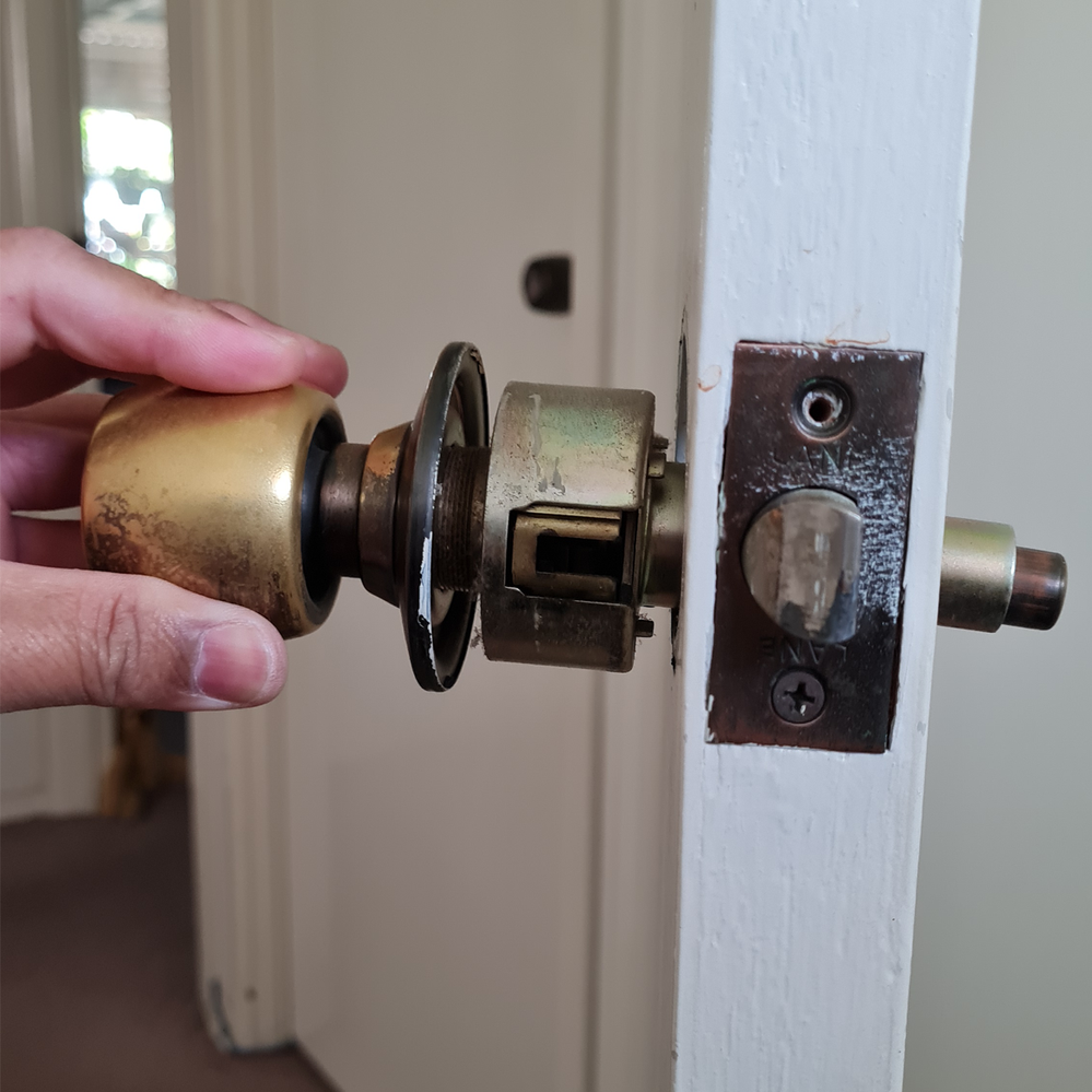 Step 2.3 Pull door knob out.png