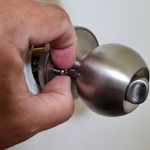 Step 4.3 Mount screw by hand.png