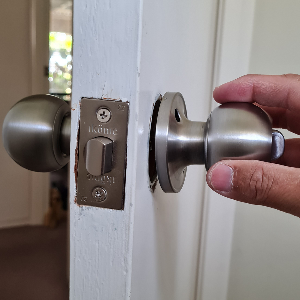 Step 4.1 Align door knob with lock.png