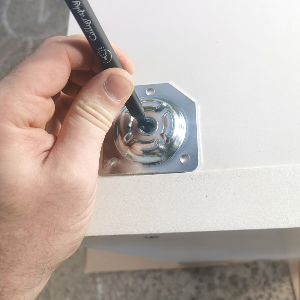 2.1 Positioning and marking leg adaptor.png