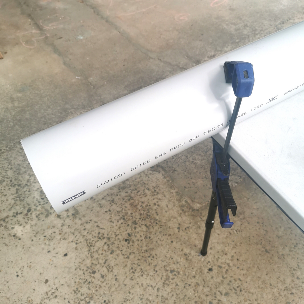 1.1 Clamping pipe securely.png