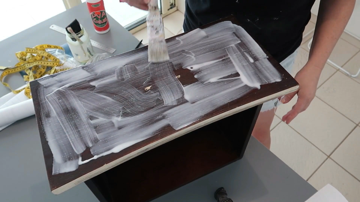 Making sure the glue is spread to cover the entire panel.