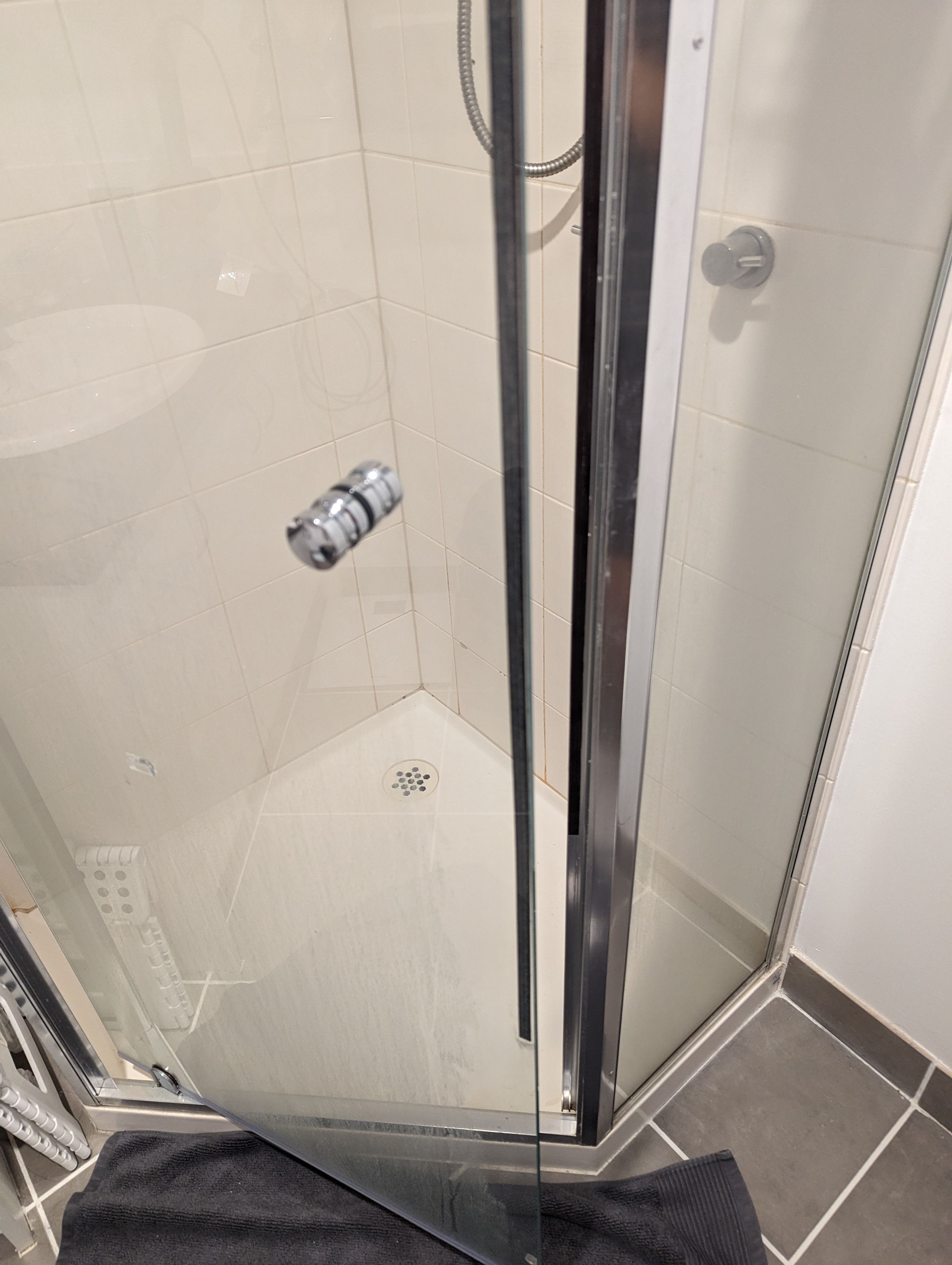 Solved How to fix shower door that doesn't shut... Bunnings
