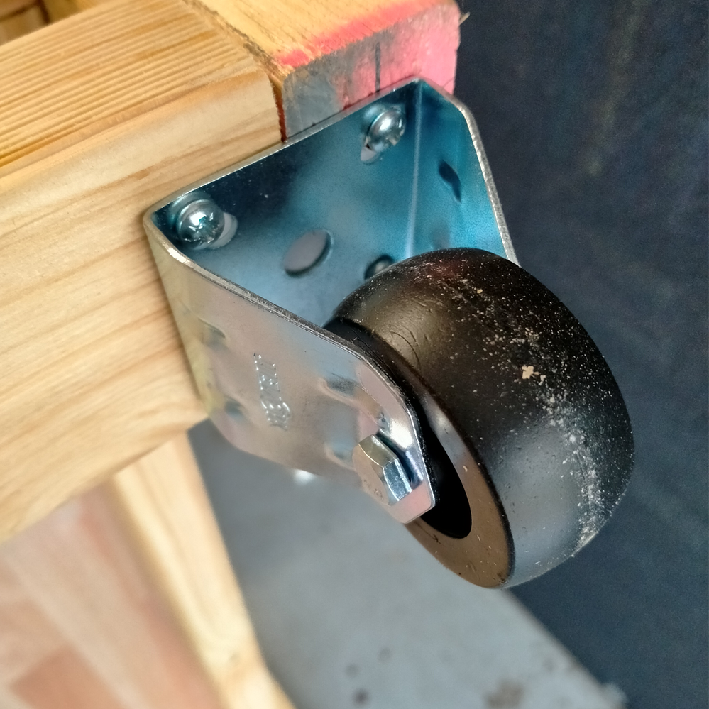 Step 9.4 Position of wheel on bottom leg.png