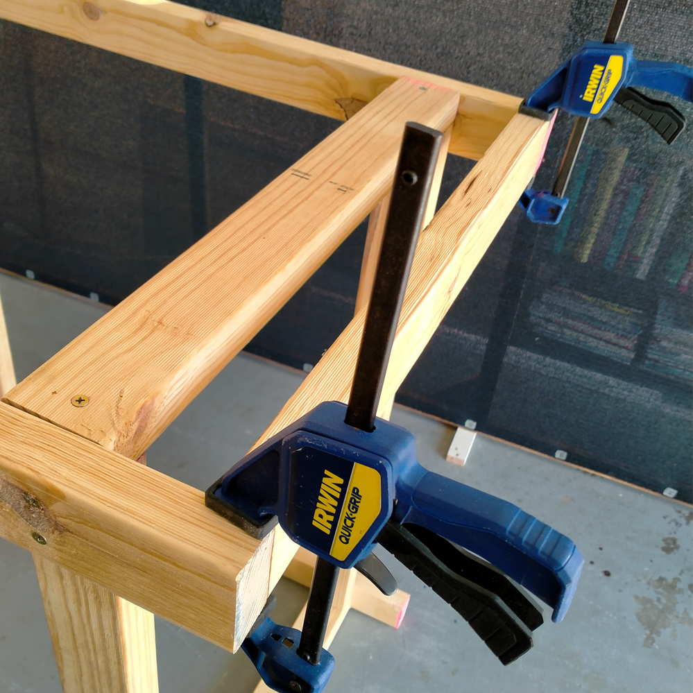Step 9.1 Clamp wheel suuport between legs.png