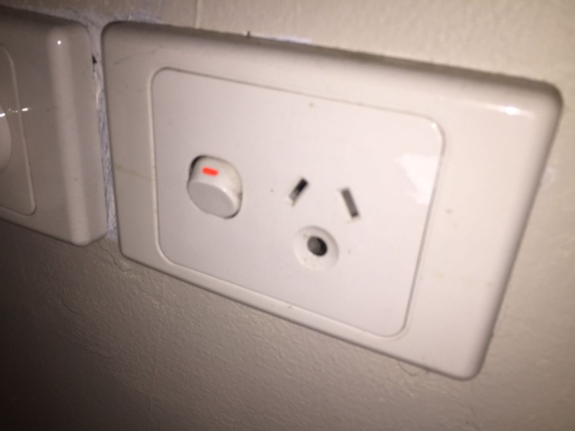 AU Plug with Round Earth Pin.jpg