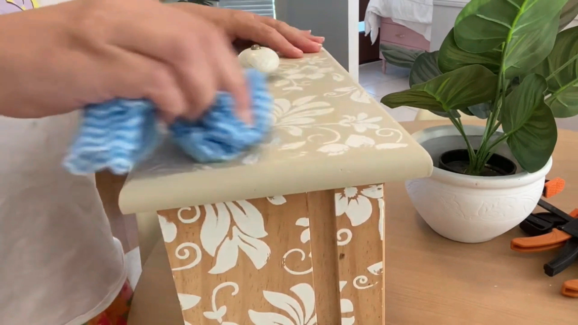 Applying it with a damp cloth, then I let it dry for about 15 to 30 minutes and buff with a dry cloth.