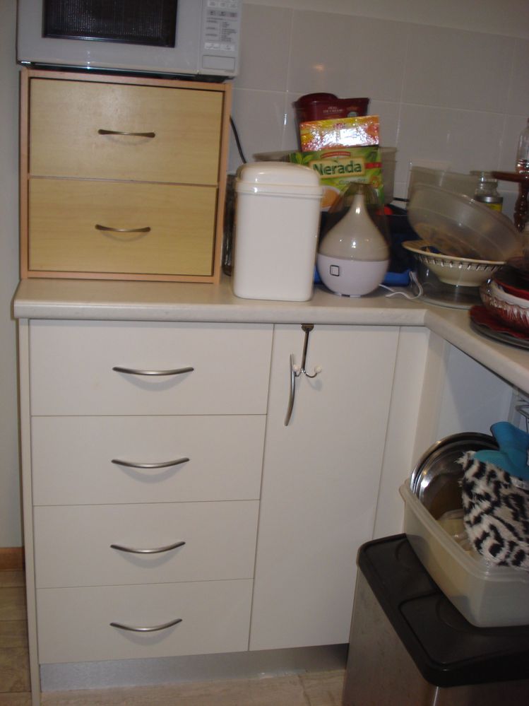 4 drawers & 1/2 a cupboard which Ive slid pans etc on there sides same with the other 2 half cupboards in my new kitchen.