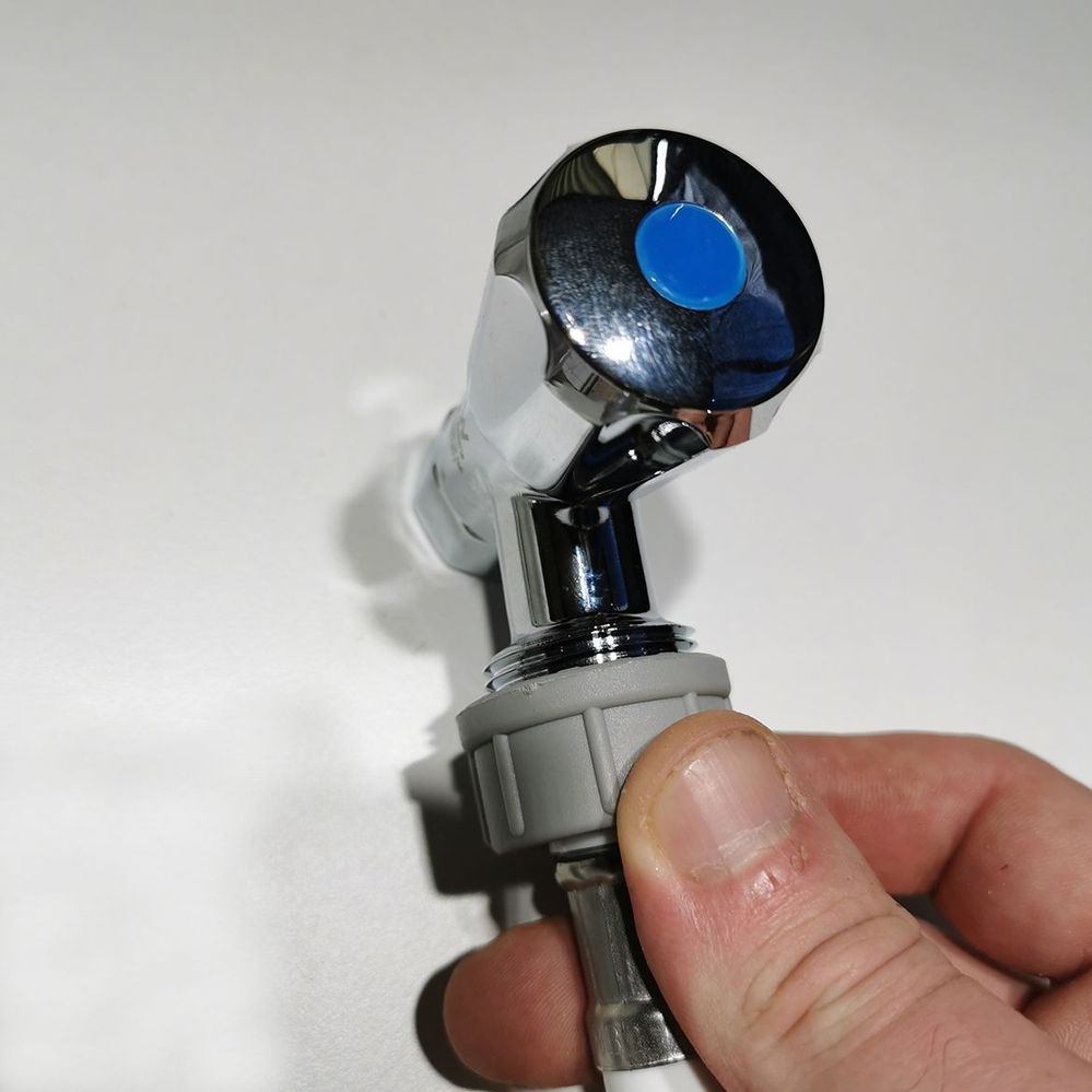 3.4 Screwing on inlet hose.jpg