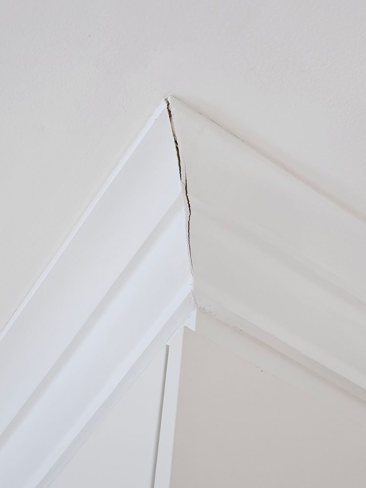 Gap in ceiling cornice join