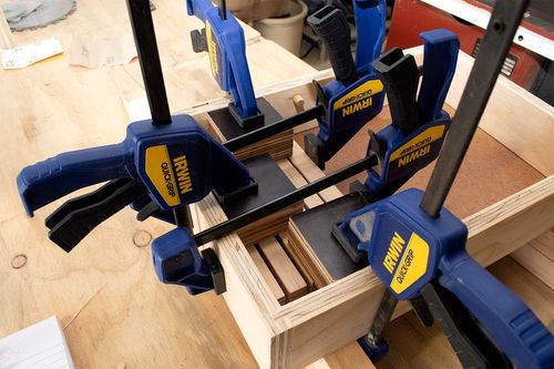 Clamping chipper block to the rear end and to the base.