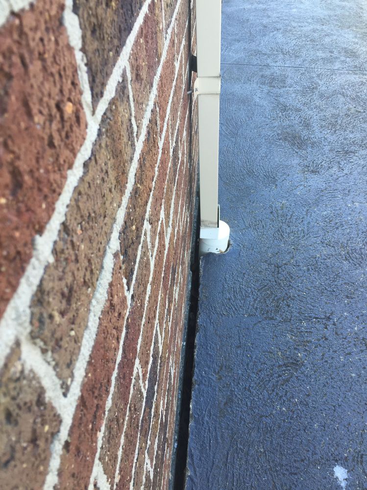 Gap between wall and floor concrete increasing slowly